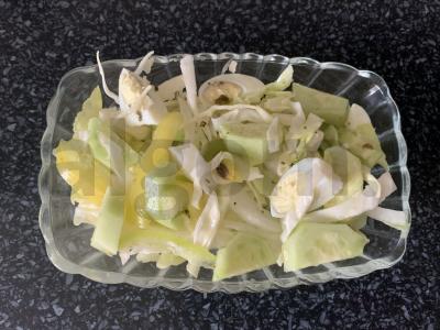 Kopūstų, putpelių kiaušinių ir paprikos salotas Žingsnis 7