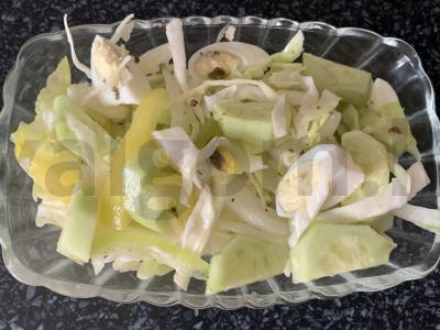 Kopūstų, putpelių kiaušinių ir paprikos salotas pagrindine nuotrauka