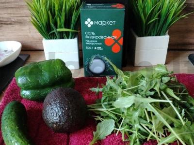 Salotas su žalumynais ir halumi sūriu Žingsnis 1