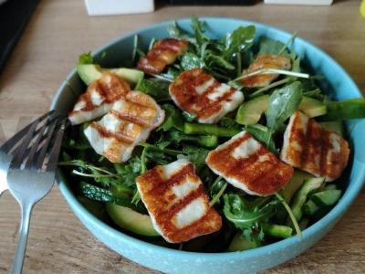 Salotas su žalumynais ir halumi sūriu pagrindine nuotrauka