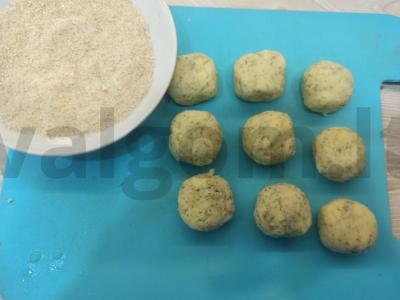 Bulvių kamuoliukai su krapais džiuvėsėliuose Žingsnis 5