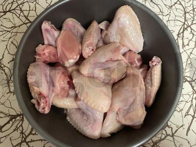 Vištienos sparneliai garstyčių-medaus padaže Žingsnis 1