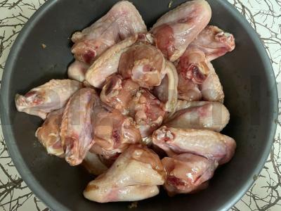 Vištienos sparneliai garstyčių-medaus padaže Žingsnis 3