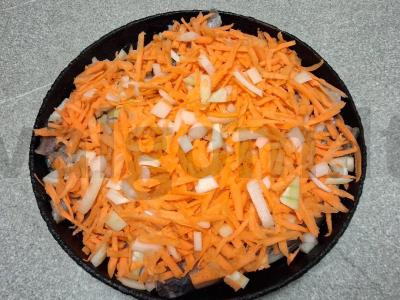 Pūgžlys, keptas po svogūnais ir morkomis Žingsnis 3