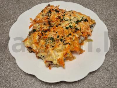 Pūgžlys, keptas po svogūnais ir morkomis pagrindine nuotrauka