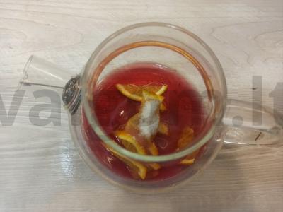 Arbatos gėrimas su apelsino skiltelėmis ir vyšnių sultimis Žingsnis 3