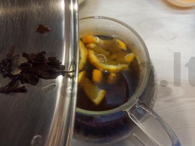 Arbatos gėrimas su apelsino skiltelėmis ir vyšnių sultimis Žingsnis 4