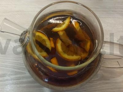 Arbatos gėrimas su apelsino skiltelėmis ir vyšnių sultimis pagrindine nuotrauka