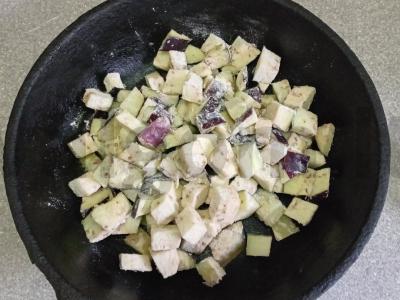 Salotas su keptais baklažanais ir aštriu grietinės padažu Žingsnis 6