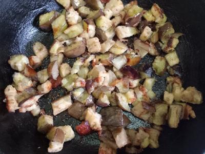 Salotas su keptais baklažanais ir aštriu grietinės padažu Žingsnis 7