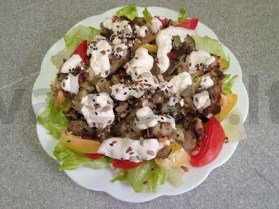 Salotas su keptais baklažanais ir aštriu grietinės padažu pagrindine nuotrauka