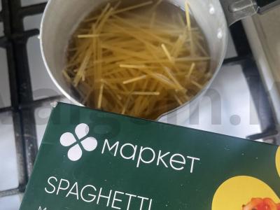 Spagečiai su smulkintu pomidoru ir žaliaisiais žirneliais Žingsnis 1