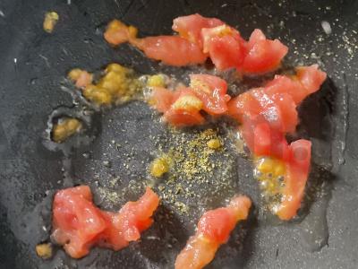 Spagečiai su smulkintu pomidoru ir žaliaisiais žirneliais Žingsnis 4