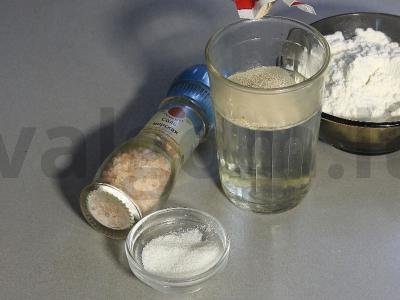 Pica su rūkytomis dešromis ir kaparėliais Žingsnis 1