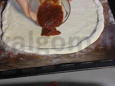 Pica su rūkytomis dešromis ir kaparėliais Žingsnis 10