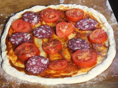 Pica su rūkytomis dešromis ir kaparėliais Žingsnis 12