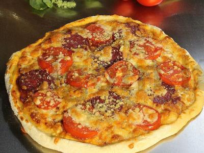 Pica su rūkytomis dešromis ir kaparėliais pagrindine nuotrauka