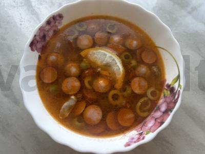 Sultinys su dešrelėmis ir jautienos šonkauliais pagrindine nuotrauka