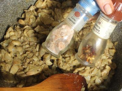 Kepti sviestiniai grybai grietinėlės padaže su bulvėmis Žingsnis 7