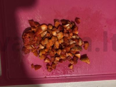 Greitas desertas iš vanilinio ledų, braškių ir lazdyno riešutų Žingsnis 1