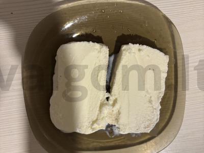 Greitas desertas iš vanilinio ledų, braškių ir lazdyno riešutų Žingsnis 4