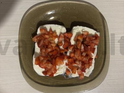 Greitas desertas iš vanilinio ledų, braškių ir lazdyno riešutų Žingsnis 5