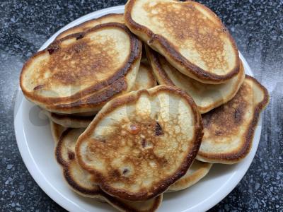 Blynai su vyšniomis pusryčiams pagrindine nuotrauka