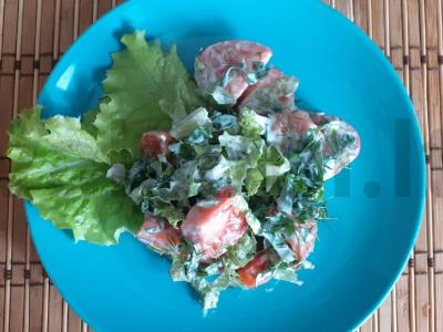 Salotas su pomidorais, žolelėmis ir majonezo padažu pagrindine nuotrauka