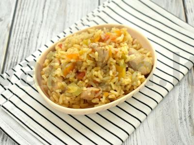 Plovas su daržovėmis ir vištiena vakarienei pagrindine nuotrauka