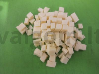 Salotas su marinuotais cukinijomis, pomidorais ir sūriu Žingsnis 2