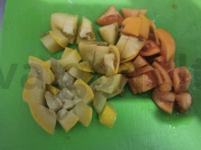 Salotas su marinuotais cukinijomis, pomidorais ir sūriu Žingsnis 3