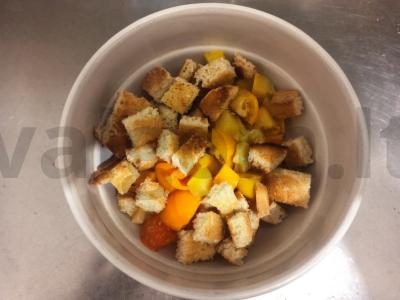 Salotas su marinuotais cukinijomis, pomidorais ir sūriu Žingsnis 5