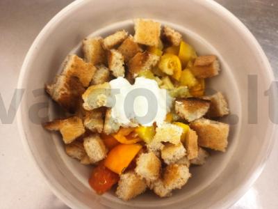 Salotas su marinuotais cukinijomis, pomidorais ir sūriu Žingsnis 6