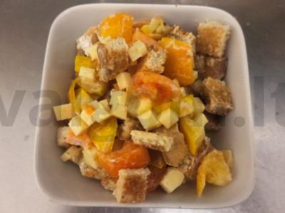 Salotas su marinuotais cukinijomis, pomidorais ir sūriu pagrindine nuotrauka