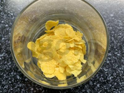 Desertas su kukurūzų dribsniais, sausainiais ir jogurtu Žingsnis 2