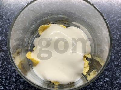 Desertas su kukurūzų dribsniais, sausainiais ir jogurtu Žingsnis 3