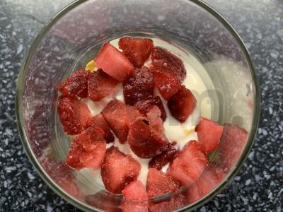 Desertas su kukurūzų dribsniais, sausainiais ir jogurtu Žingsnis 4