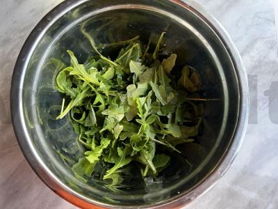 Lengvas salotas su rukola, daržovėmis ir fetos sūriu Žingsnis 1