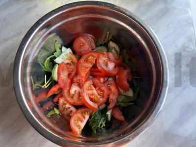 Lengvas salotas su rukola, daržovėmis ir fetos sūriu Žingsnis 3