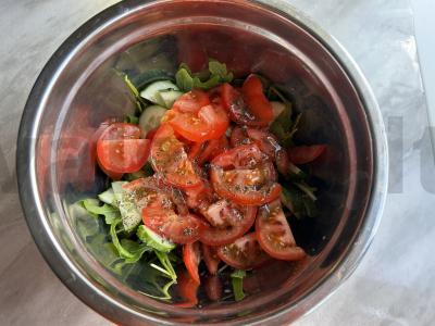 Lengvas salotas su rukola, daržovėmis ir fetos sūriu Žingsnis 5