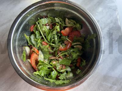 Lengvas salotas su rukola, daržovėmis ir fetos sūriu Žingsnis 6