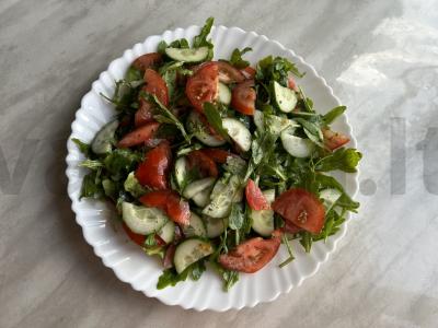 Lengvas salotas su rukola, daržovėmis ir fetos sūriu Žingsnis 7