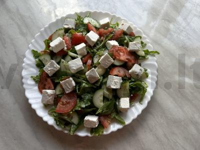 Lengvas salotas su rukola, daržovėmis ir fetos sūriu Žingsnis 8