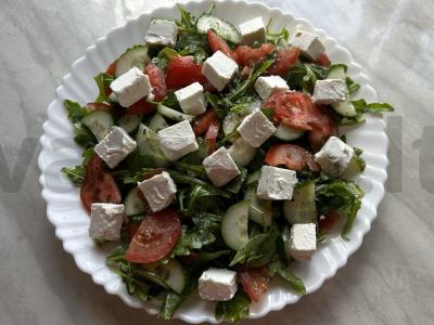 Lengvas salotas su rukola, daržovėmis ir fetos sūriu pagrindine nuotrauka