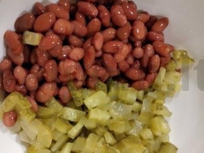 Salotos su žirniais, pupelėmis ir marinuotais agurkais Žingsnis 1