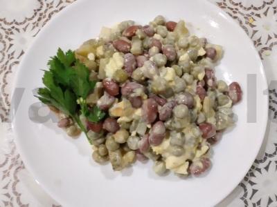 Salotos su žirniais, pupelėmis ir marinuotais agurkais pagrindine nuotrauka