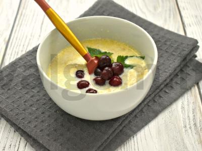 Avižinė košė su vyšniomis pusryčiams pagrindine nuotrauka