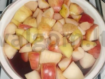 Kompotas su uogų sultimis ir obuoliais pagrindine nuotrauka