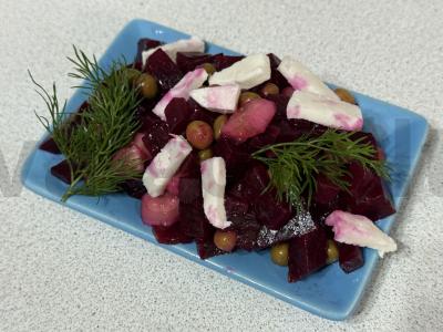 Burokėlių salotas su česnaku ir mocarela pagrindine nuotrauka