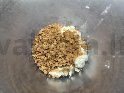 Kefyro, braškių, grikių dribsnių ir medaus kokteilis Žingsnis 1